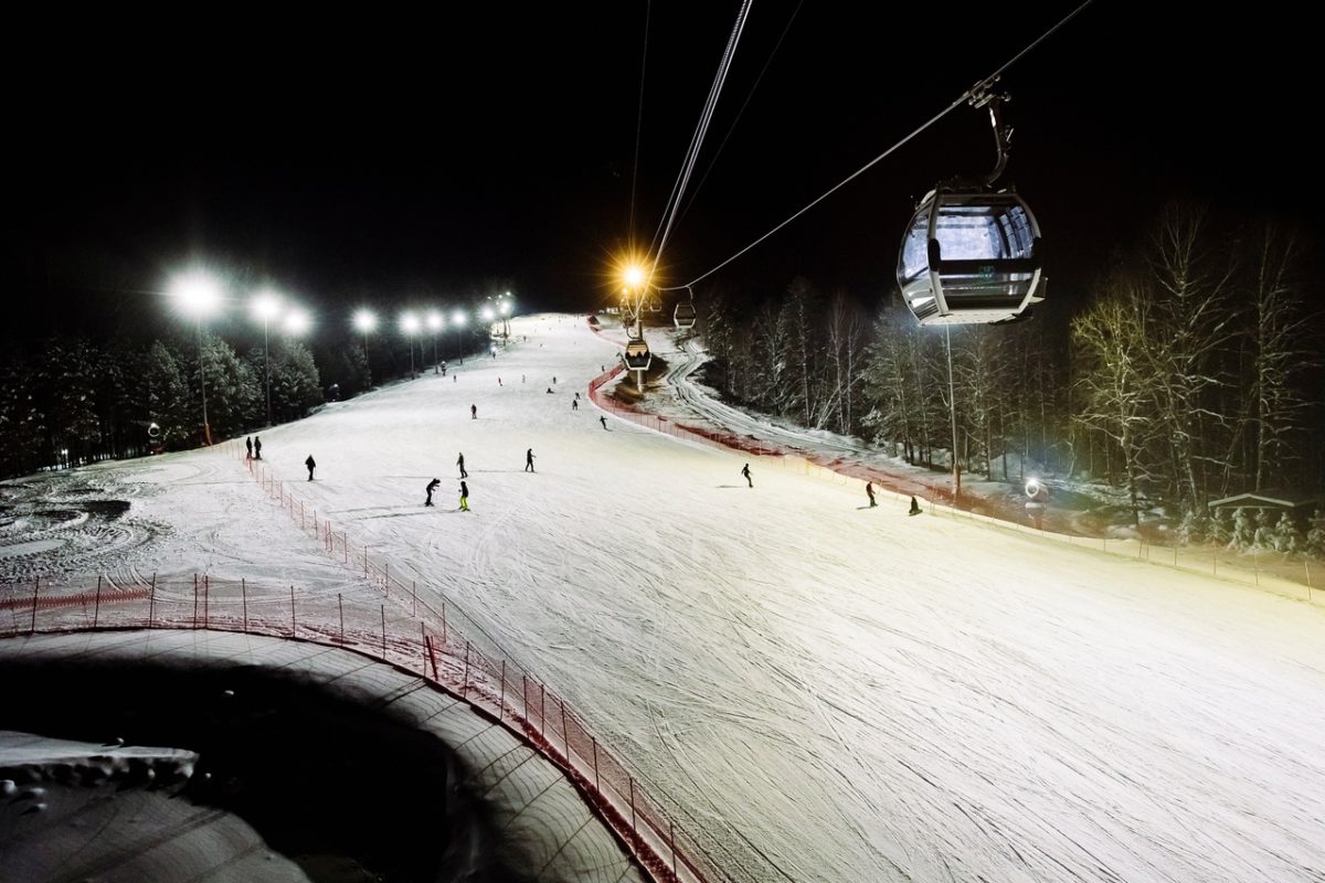 Ночная трасса для горных лыж в россии